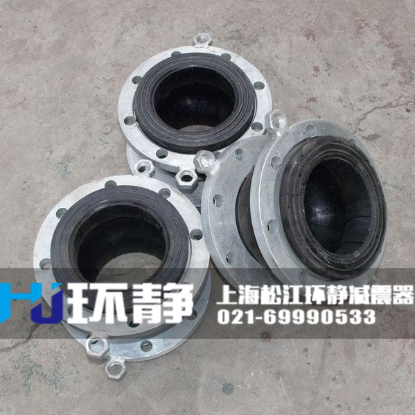 北京市朝陽(yáng)區(qū)<a href=http://m.u1stinsurance.com/products/xiangjiaojietou/function/180.html target=_blank class=infotextkey>耐油<a href=http://m.u1stinsurance.com target=_blank class=infotextkey>橡膠接頭</a></a>的實(shí)際安裝圖 /></p>要的外事活動(dòng)區(qū)。<br />北京市朝陽(yáng)區(qū)橡膠接頭是一種高彈性、高氣密性，耐介質(zhì)性和耐氣候性的管道接頭。 橡膠接頭采用多層次球體結(jié)構(gòu)，吸振能力強(qiáng)，減振降噪效果好；能承受較高的工作壓力，抗爆力大，彈性足；對(duì)壓縮、拉伸、扭轉(zhuǎn)變形能較好的起到位移補(bǔ)償作用。
北京市朝陽(yáng)區(qū)橡膠接頭的分類(lèi)方式
1、北京市朝陽(yáng)區(qū)橡膠接頭按連接方式分松套法蘭式、固定法蘭式和螺紋式3種。
2、北京市朝陽(yáng)區(qū)橡膠接頭按結(jié)構(gòu)可分為單球體、雙球體、異徑體、彎球體及風(fēng)壓盤(pán)管等5種。
北京市朝陽(yáng)區(qū)橡膠接頭由內(nèi)外層膠、簾布層和鋼絲圈組成管狀橡膠件，經(jīng)硫化成型后再與金屬法蘭或平行接頭松套組合而成。橡膠接頭可降低振動(dòng)及噪聲，并可對(duì)因溫度變化引起的熱脹冷縮起補(bǔ)償作用，廣泛應(yīng)用于各種管道系統(tǒng)。
北京市朝陽(yáng)區(qū)橡膠接頭在利用橡膠的基礎(chǔ)上，其特性與橡膠接頭一樣具有彈性、高氣密性、耐介質(zhì)性、耐候性和耐輻射性等有點(diǎn)，采用高強(qiáng)度、冷熱穩(wěn)定性強(qiáng)的聚酯簾子布斜交與之復(fù)合后，經(jīng)過(guò)高壓、高溫模具硫化而成。管道必須有固定支撐或固定托架，固定托架的力必須大于軸向力。垂直安裝和架空安裝時(shí)產(chǎn)品兩端需安裝相應(yīng)的固定支架和受力支架，以防止工作受壓后拉脫。
橡膠接頭主體采用極性橡膠，能較好地耐熱、耐油、耐腐、耐酸、耐老化。橡膠接頭廣泛應(yīng)用于各類(lèi)建筑、廠礦、化工、石油等行業(yè)的水暖通風(fēng)管道，給水排水和循環(huán)水管道、冷凍管道、防腐管道、消防、壓縮機(jī)管道。以及實(shí)驗(yàn)室、研究所、船舶、艦艇等設(shè)施上，用來(lái)防護(hù)和治理系統(tǒng)管道工程隔振降噪，位移補(bǔ)償。
環(huán)靜<a href=http://www.jianzhenqi.xin target=_blank class=infotextkey>減震器</a>管道設(shè)備有限公司專(zhuān)業(yè)生產(chǎn)橡膠接頭，有著豐富的經(jīng)驗(yàn)，優(yōu)良的設(shè)備，歡迎您的選購(gòu)。環(huán)靜管道作為專(zhuān)業(yè)的<a href=http://m.u1stinsurance.com target=_blank class=infotextkey>橡膠接頭廠家</a>，生產(chǎn)和供應(yīng)橡膠接頭型號(hào)有三十多種，并且橡膠接頭規(guī)格齊全，從而能夠?yàn)槎喾N管道口徑的安裝環(huán)境做配套。歡迎大家來(lái)電咨詢(xún)和選購(gòu)，聯(lián)系電話(huà)021-69990533.<h3>零部件材料</h3>
<table cellspacing=